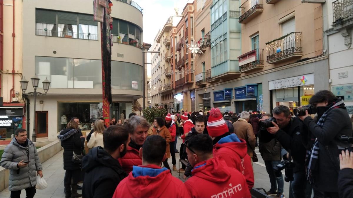 Carlos Martínez charla con miembros de una charanga en Santa Clara.