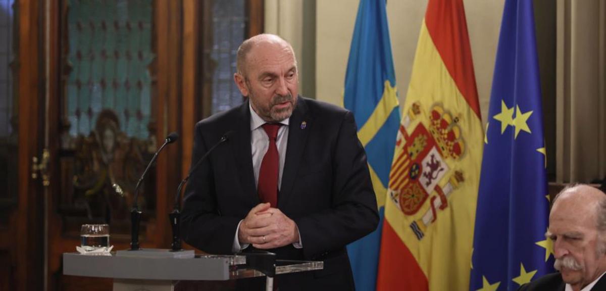 Juan Cofiño presenta al conferenciante.