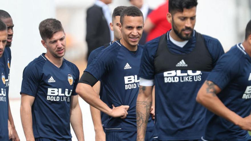 Los jugadores del Valencia durante el último entrenamiento.