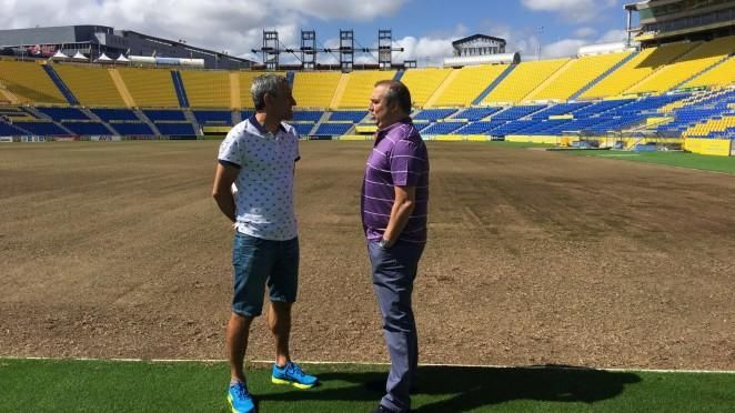 Setién y Ramírez supervisan el césped del Estadio de Gran Canaria