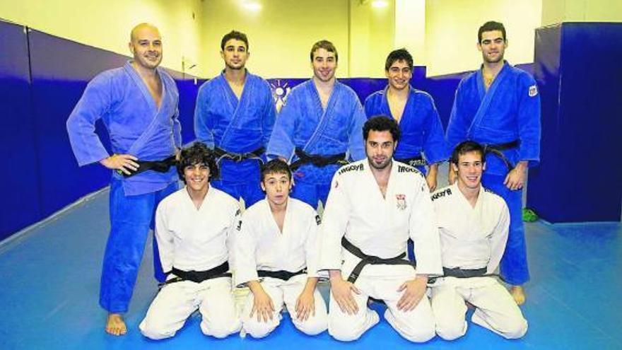 Los integrantes del equipo de Liga Nacional del Judo Avilés, en el entrenamiento de ayer.