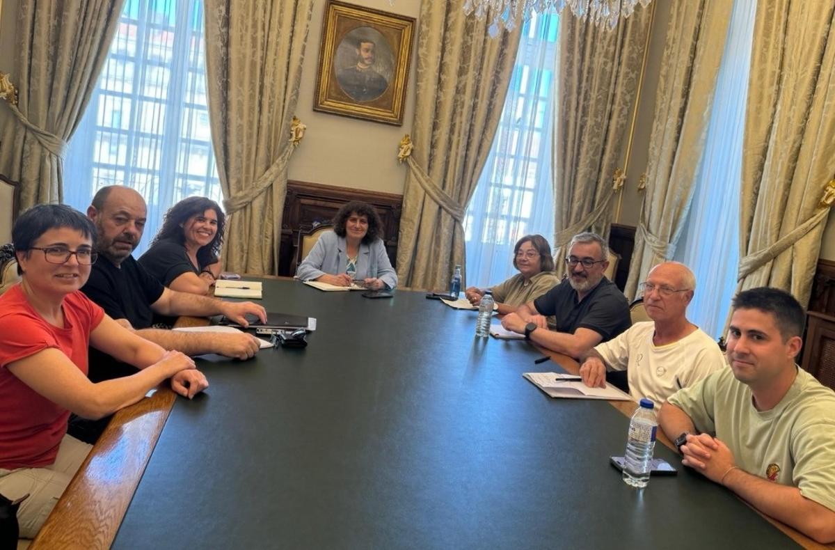 Unha das xuntanzas do goberno local cos representantes do rural