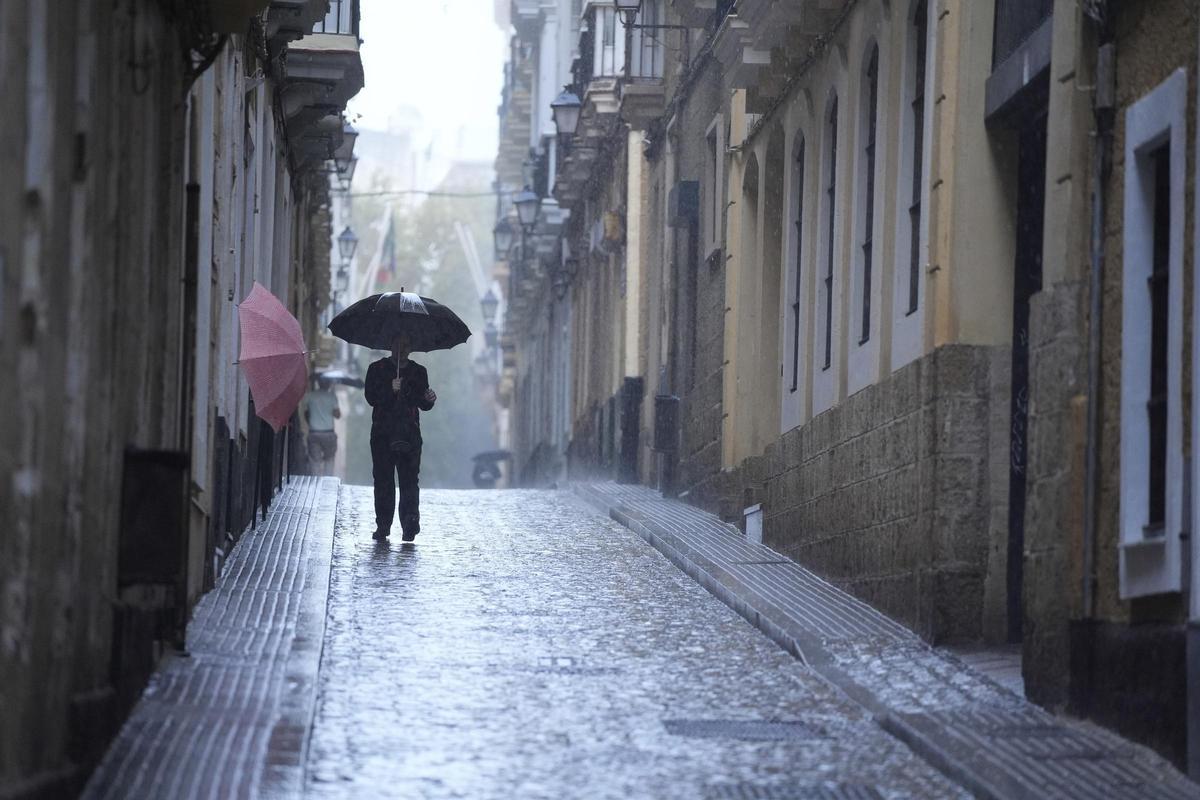 Lluvia en una calle de Cádiz (Andalucía)