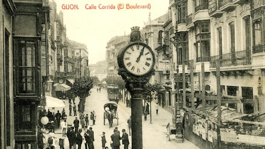 La historia del mítico reloj que pasó por la calle Corrida y la Plazuela hasta llegar a Isabel la Católica: ¿Dónde está ahora?
