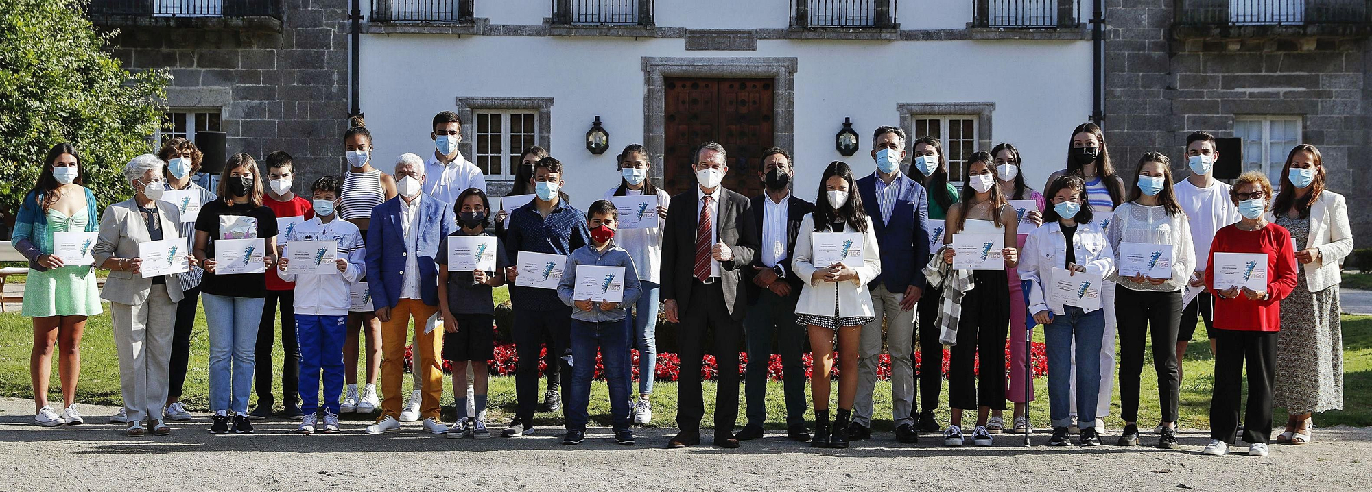 Los premiados y las autoridades posan en la entrada del Pazo Quiñones de León en Castrelos.