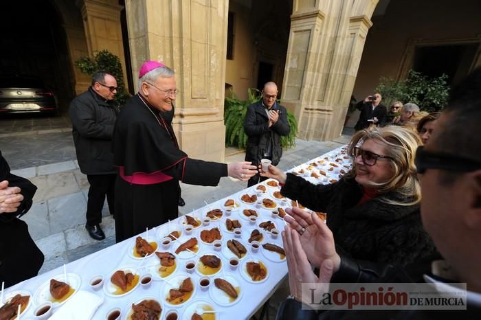 Reparto de boniatos en el Palacio Episcopal por San Fulgencio