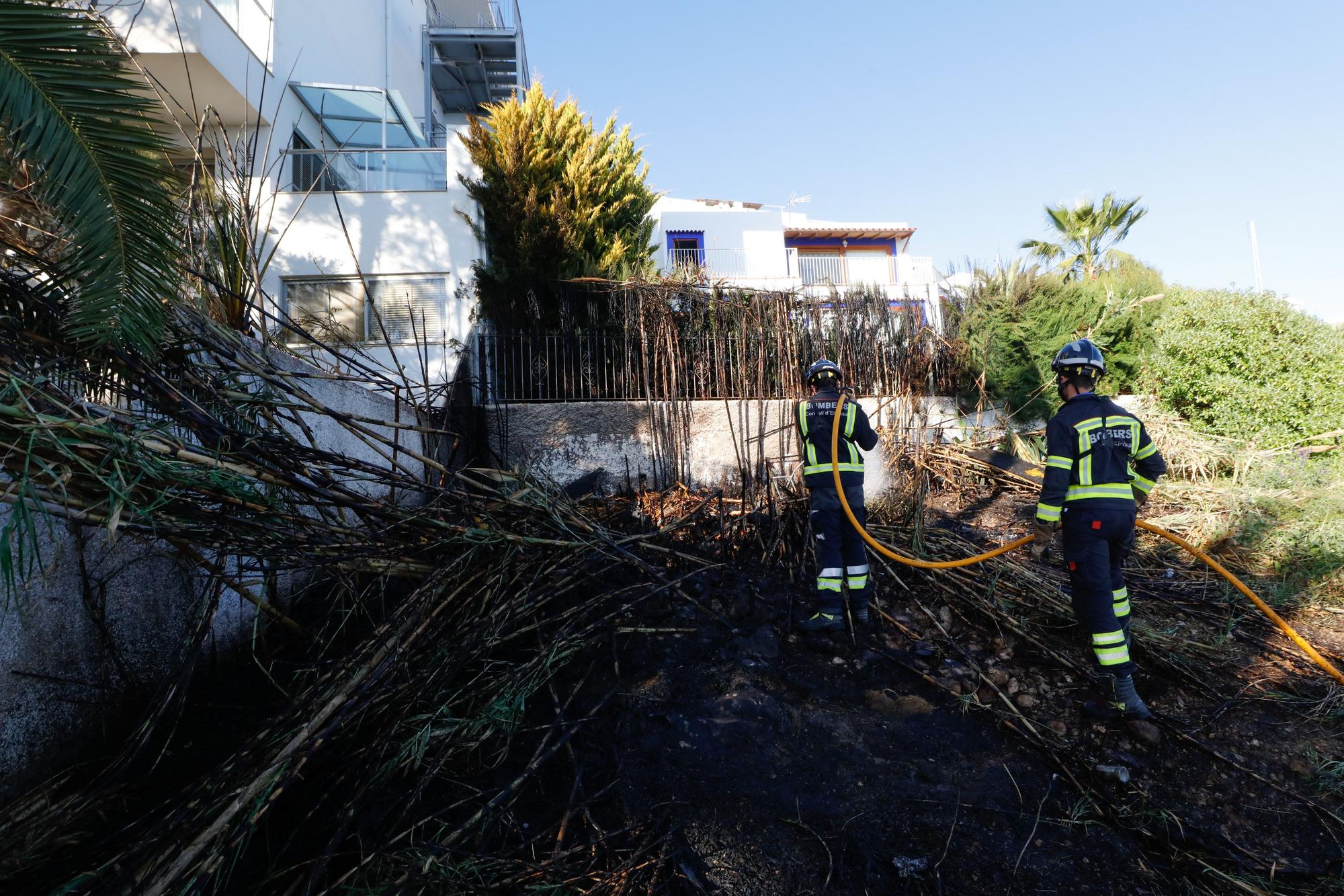 Incendio en un asentamiento junto a un hotel en Ibiza