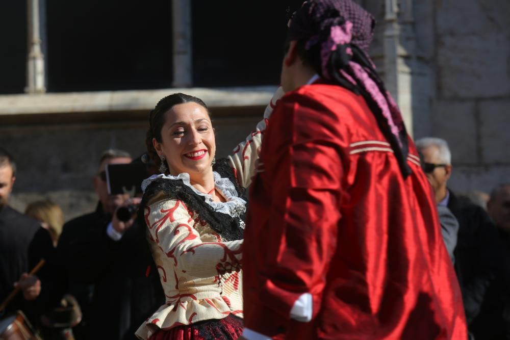 Danzas populares en el entorno de la Lonja