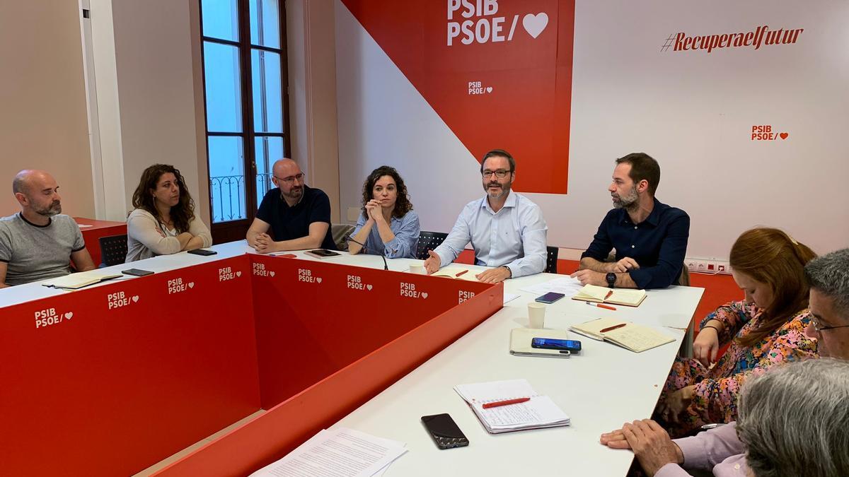 La Comisión Ejecutiva esta tarde en la sede del PSOE. Rosario Sánchez, José Hila y Xisco Dalmau, en el centro de la imagen.