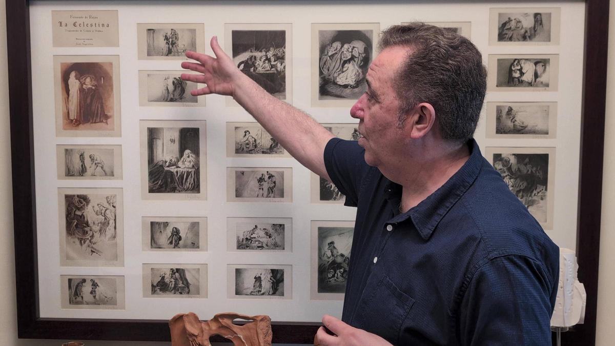 Soler, presidente de AVCA, muestra algunas obras de José Segrelles que atesora en su casa.