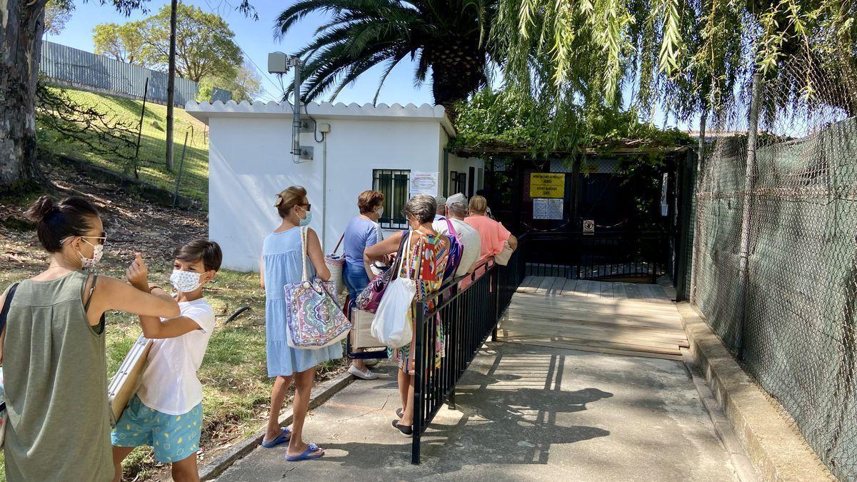 Cola para la taquilla de la piscina de Plasencia, que abrirá el día 13 con zona de fumadores.