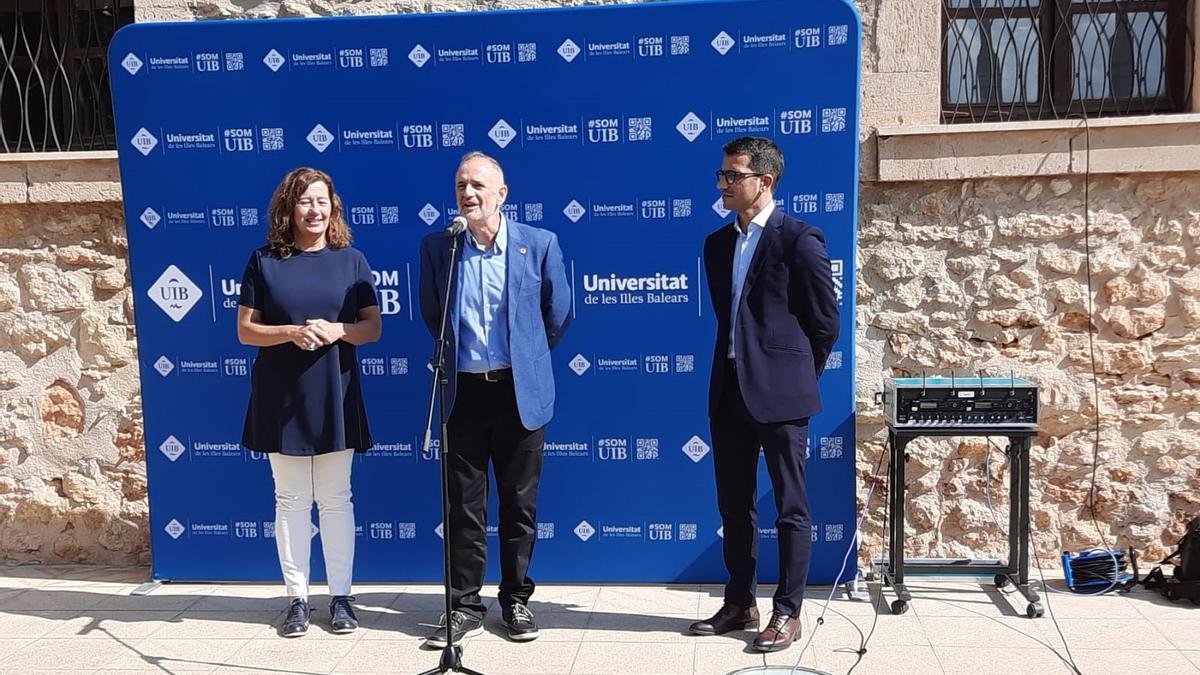 El rector de la UIB, Jaume Carot, junto con la presidenta del Govern, Francina Armengol, y el conseller de Universidad, Miquel Company.