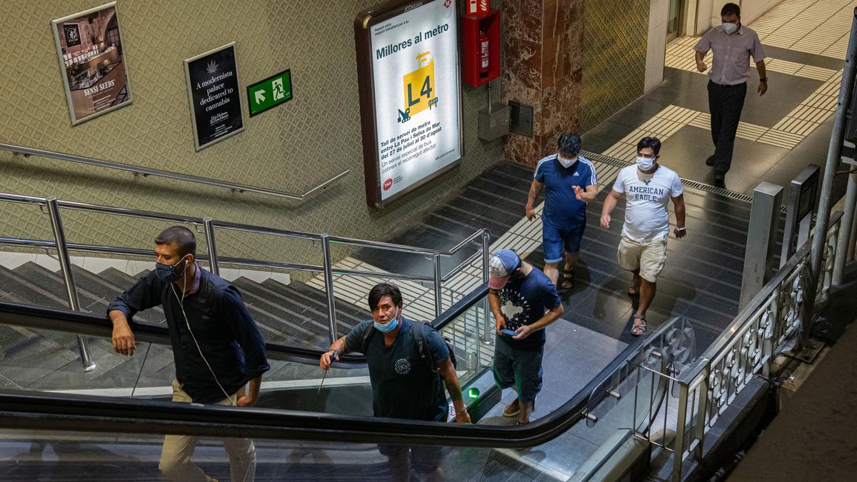 Pasajeros de la línea 4 del metro.