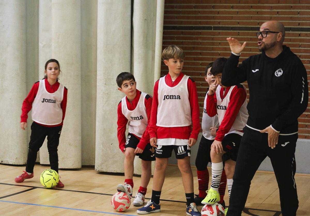 Éxito de participación en el clinic formativo organizado por el River Zamora en el pabellón azul | A. P.