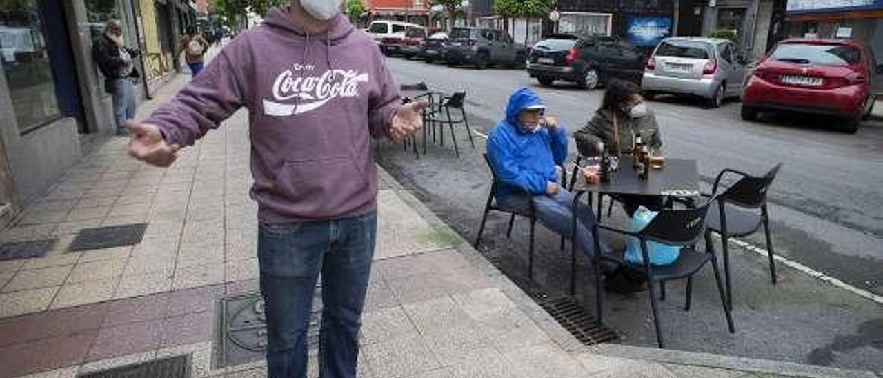 Ricardo Rodil, en primer término, con Luis Velasco y Bruna Rodrigues en la terraza de su local.