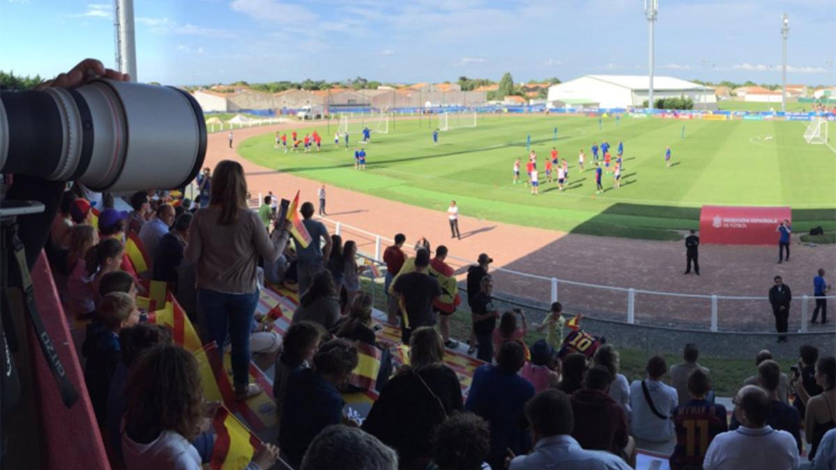 La grada presentó un gran ambiente para animar a la Roja