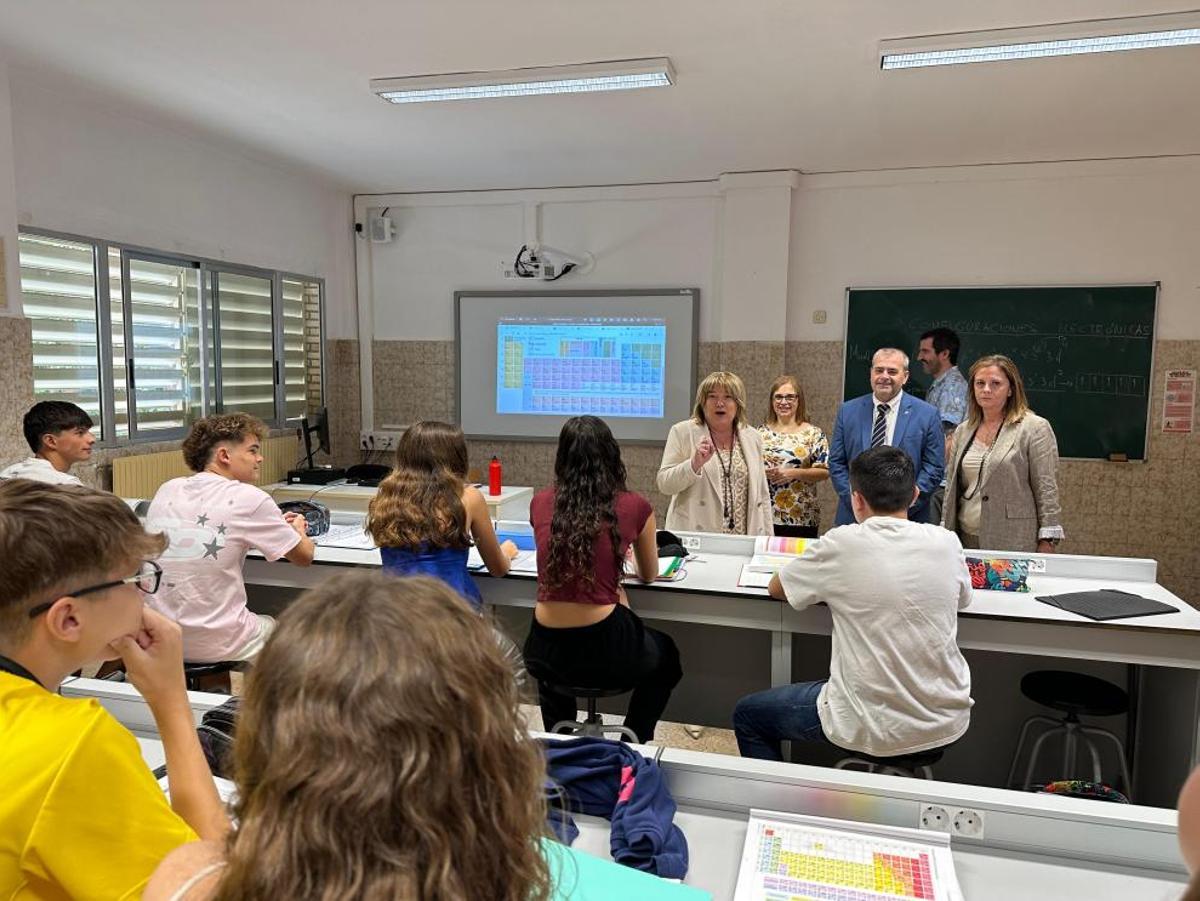 La consejera Tomasa Hernández visitó a principios de curso el IES El Picarral, donde ya se ha impartido en los últimos meses el Bachillerato de Investigación y Excelencia de forma experimental.