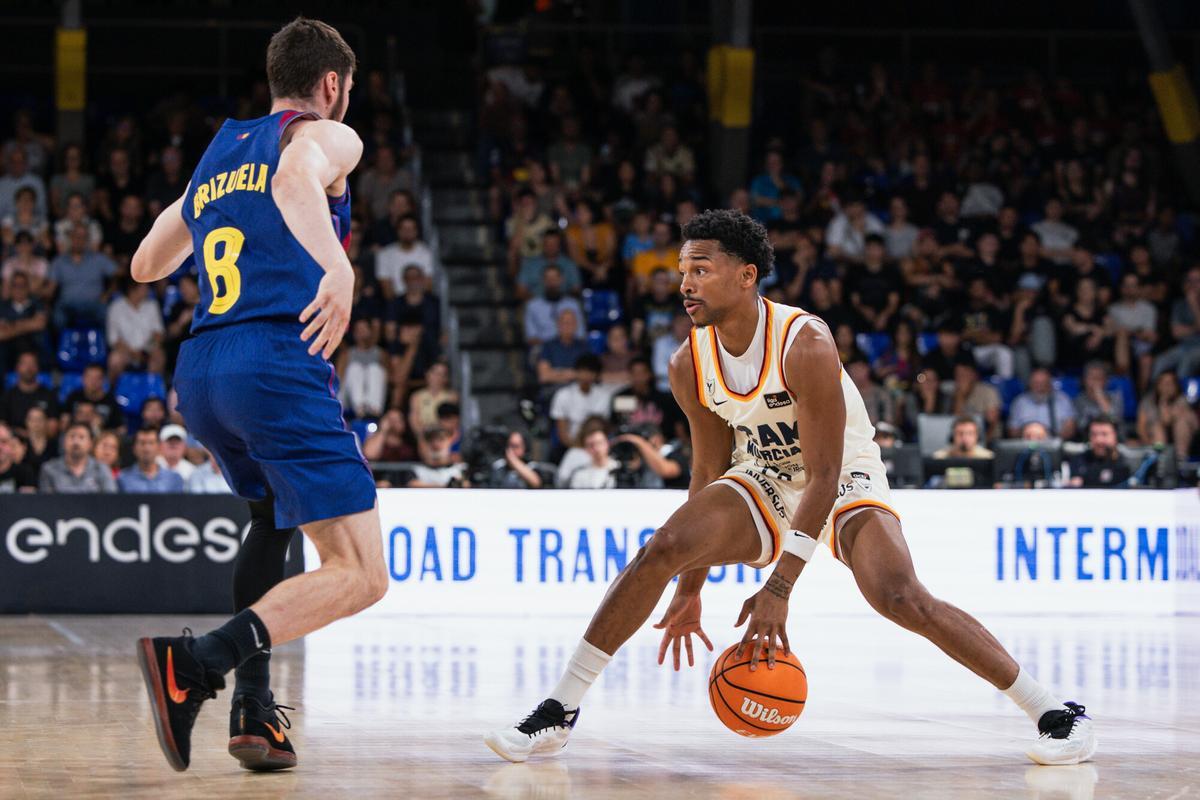 Jaylen Hands, del UCAM Murcia, frente a Brizuela en el Palau Blaugrana.