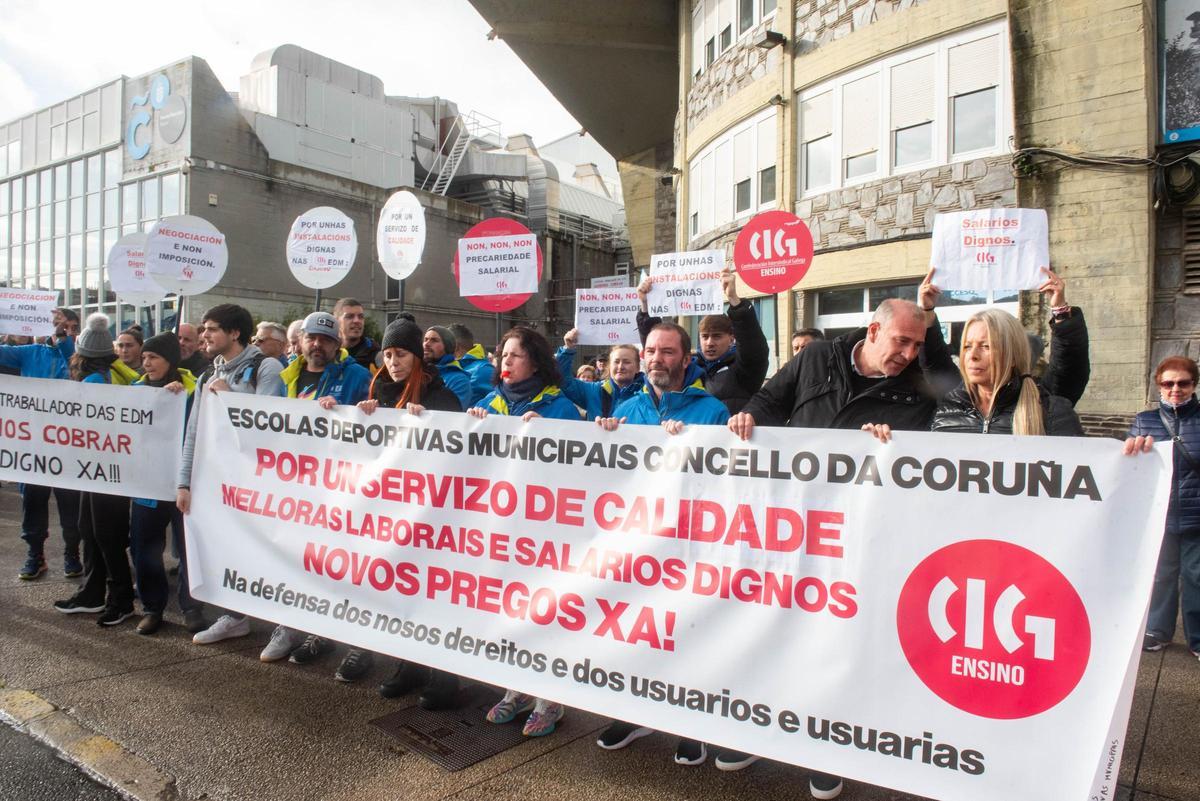 Manifestación en el Palacio de los Deportes del personal de las Escuelas Deportivas