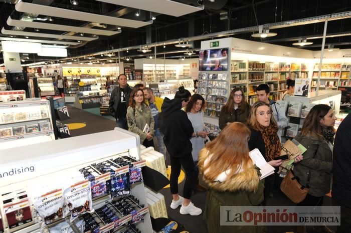 Rozalén, en la firma de discos y libros en FNAC