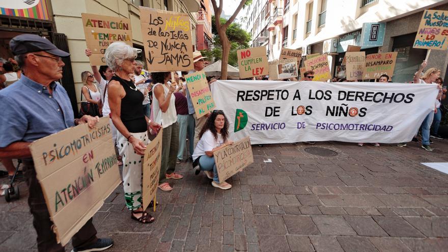 Un centenar de personas protesta por la «deficiente» atención temprana de Canarias