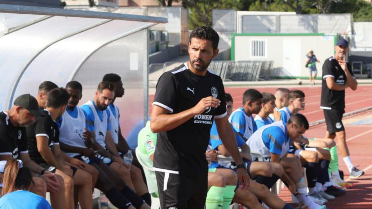 Javi Baraja, entrenador del equipo ibicenco, sigue atentamente el desarrollo del partido en Can Misses-3. 