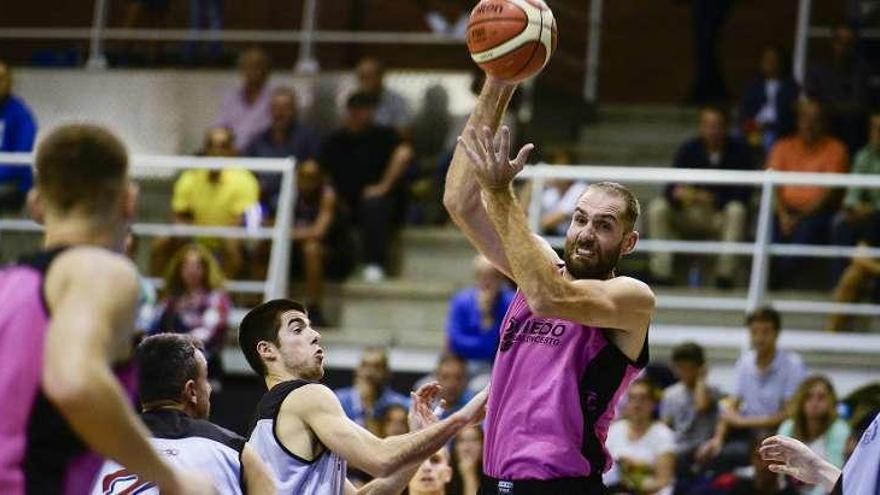 Arteaga intenta pasar el balón presionado por dos rivales.