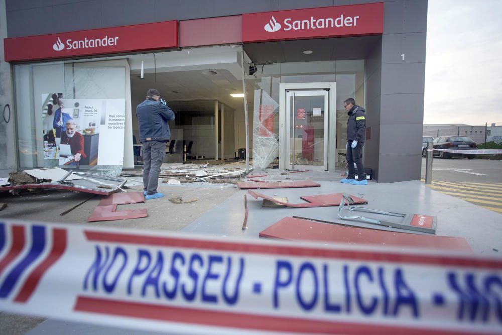 Els Mossos investiguen l''encastament que ha causat moltes destrosses al banc