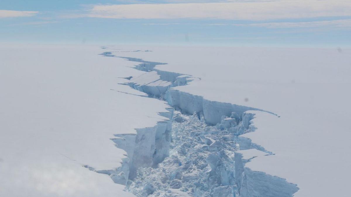 Una esquerda a la plataforma de gel Larsen C, a l’Antàrtida.  | EUROPA PRESS