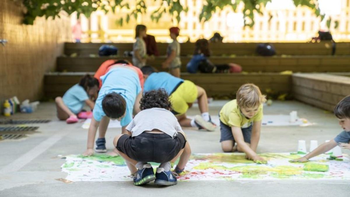 Nens i nenes participen en una activitat artística.