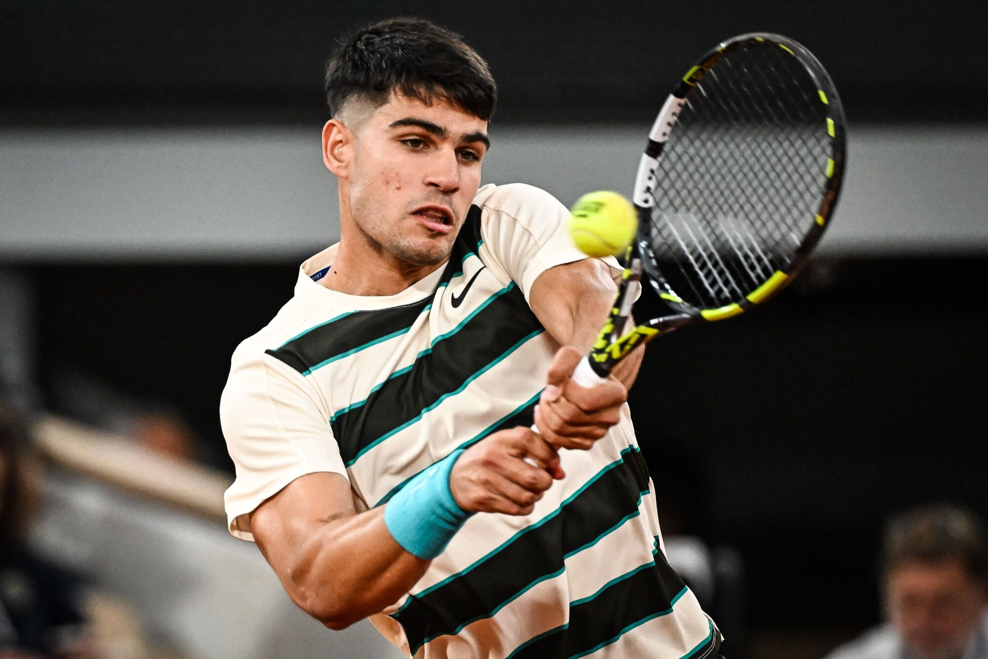 28 May 2025, France, Paris: Spanish tennis player Carlos Alcaraz in action against Hungary's Fabian Marozsan during their Men's Singles second round tennis match of the French Open tennis tournament (Roland-Garros). Photo: Matthieu Mirville/ZUMA Press Wire/dpa Matthieu Mirville/ZUMA Press Wir / DPA 28/05/2025 ONLY FOR USE IN SPAIN. Matthieu Mirville/ZUMA Press Wir / DPA;tennis;sports;French Open tennis tournament;