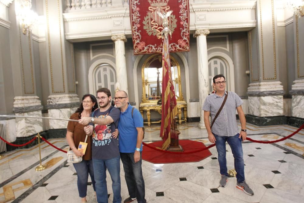 Visita a la Real Senyera en el Ayuntamiento