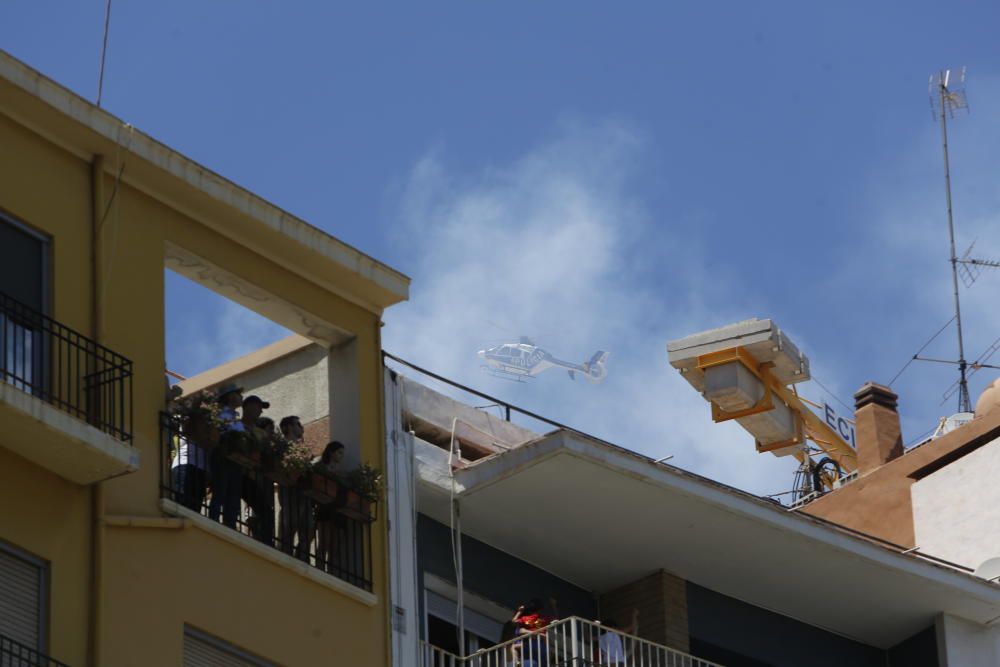 La mascletà de la pirotecnia valenciana Fuegos Artificiales del Mediterráneo hace retumbar la emblemática plaza con un disparo compacto con un potente final terrestre y aéreo