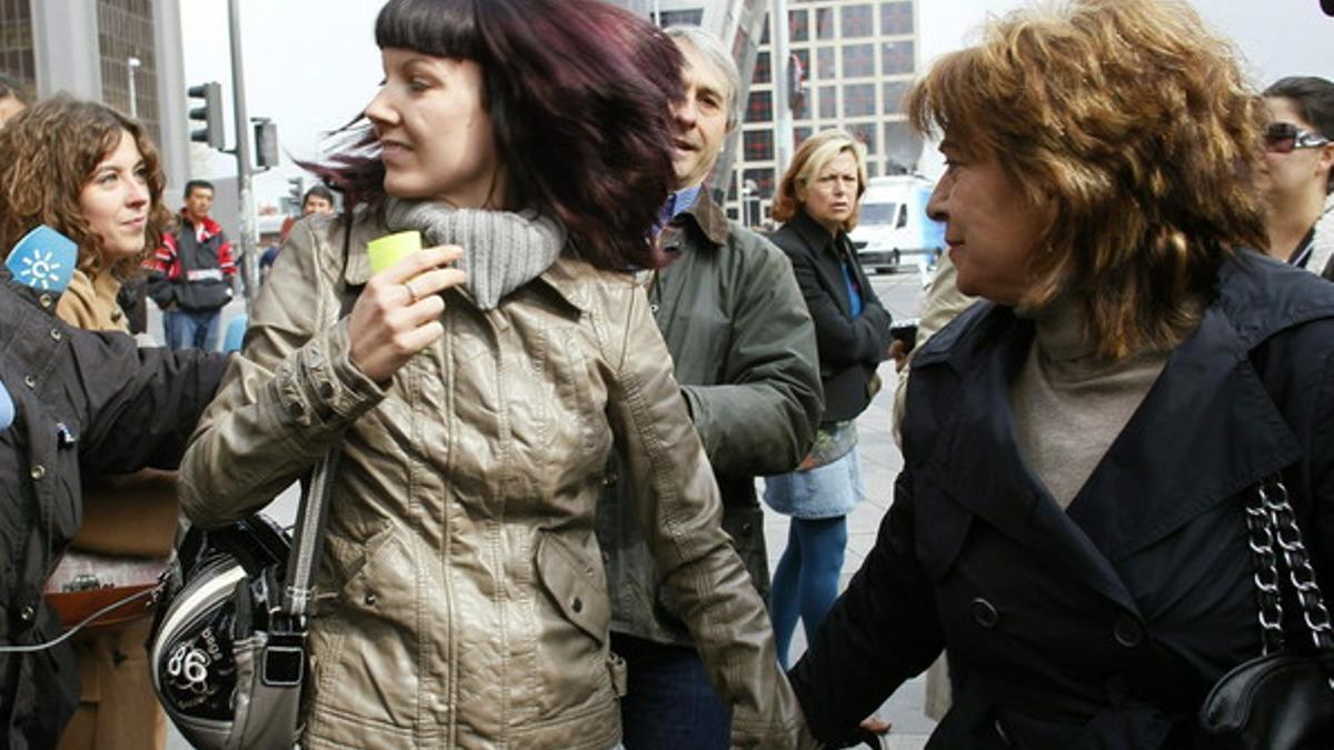 María Luisa Torres, derecha, y su hija Pilar Alcalde, en los juzgados de la plaza de Castilla, ayer.