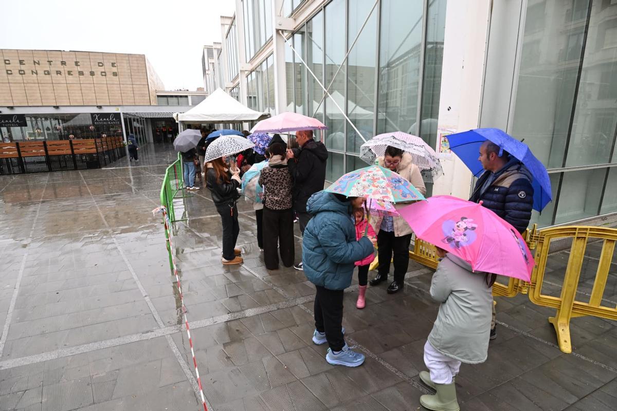 Colas bajo la lluvia en Elche para ver a los Reyes en el Campamento Real