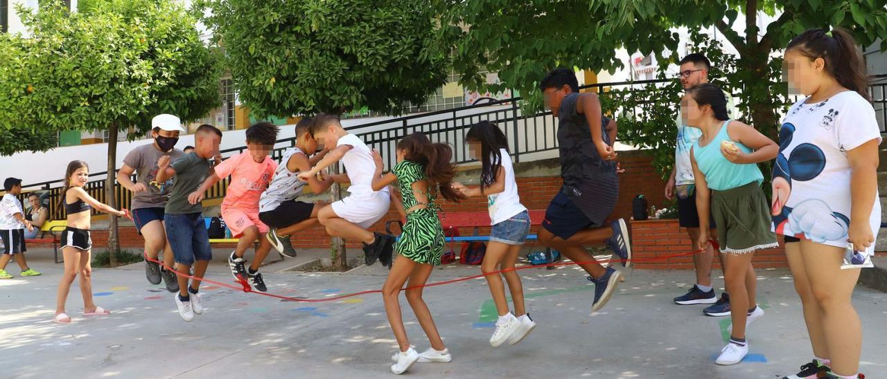 Un grupo de niños de una escuela de verano de Córdoba en una de las actividades lúdicas en las que participan a diario.