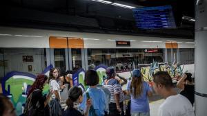 Usuarios en la estación de Sants en la mañana sin circulación de trenes de Rodalies