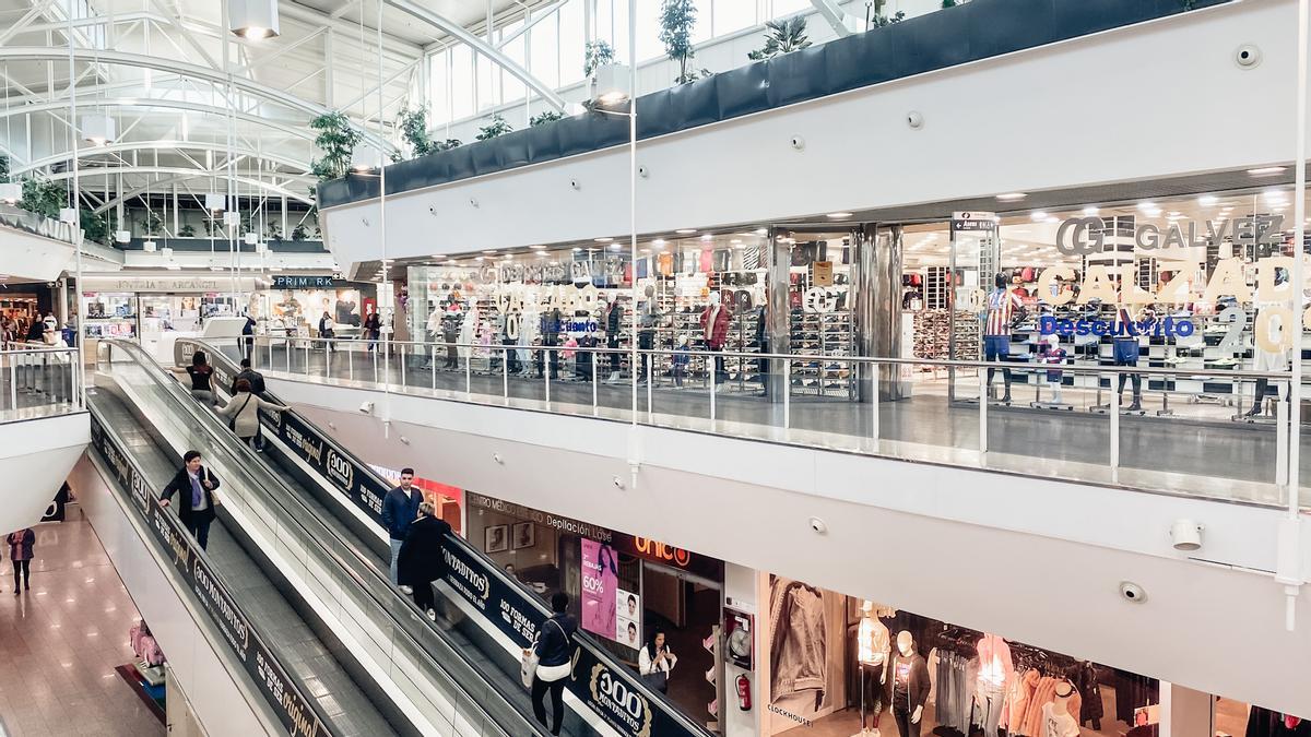 Interior del Centro Comercial El Arcángel.