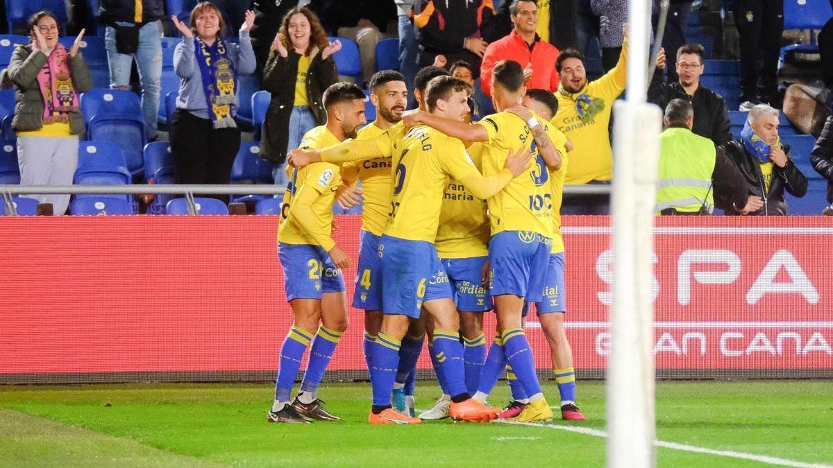 Los jugadores de la UD Las Palmas celebran con la afición el gol de la victoria ante el Huesca