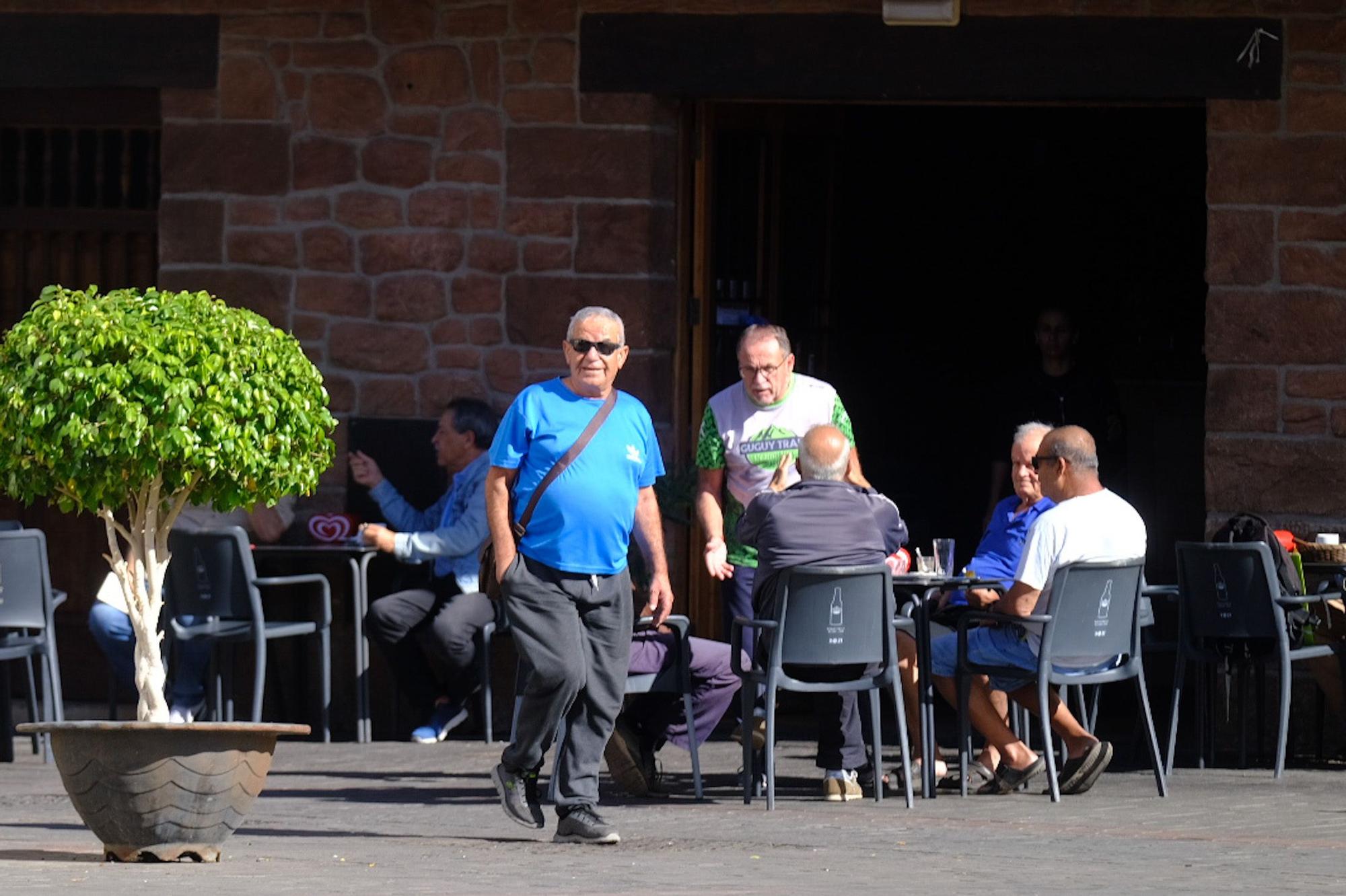 Minuto de silencio y último adiós a la mujer asesinada en La Aldea