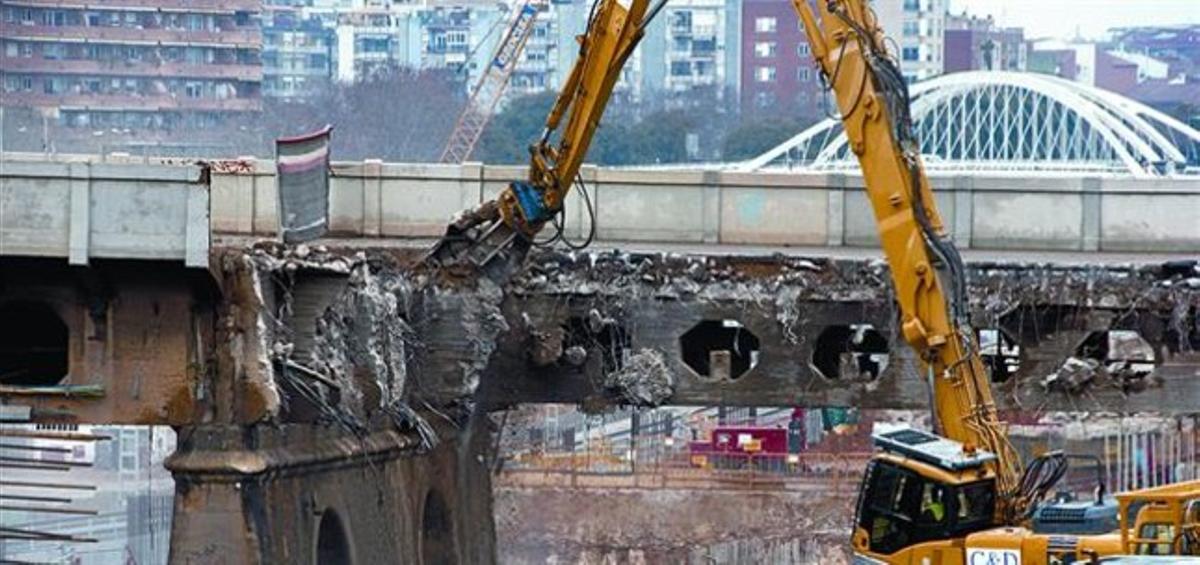 Treballs de l’enderroc, ahir, de l’antic Pont del Treball Digne, tancat al trànsit des del cap de setmana passat.