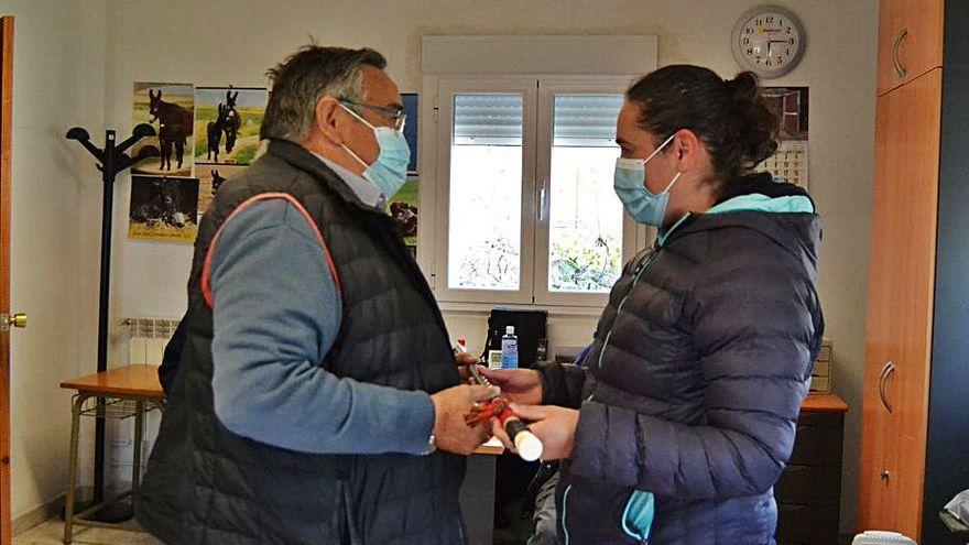 Saturnino Velasco entrega el bastón de mando a su sucesora, Vanesa Martino, el 8 de abril de 2021.