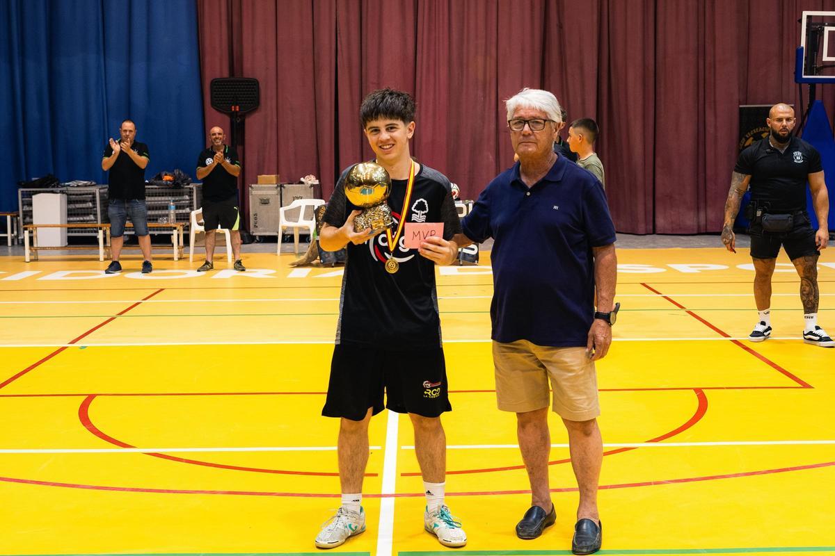 Entrega del trofeo al mejor jugador del torneo de fútbol sala cadete de Canals.