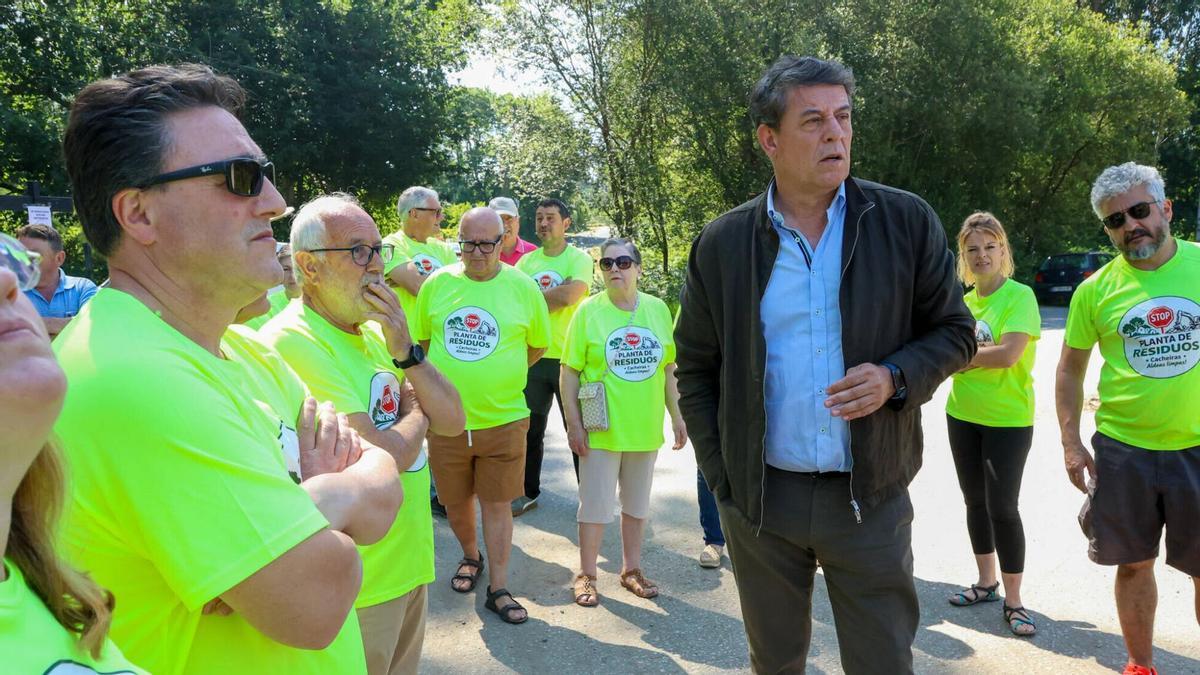 Gómez Besteiro visita la planta de residutos de Teo y habla con los afectados.