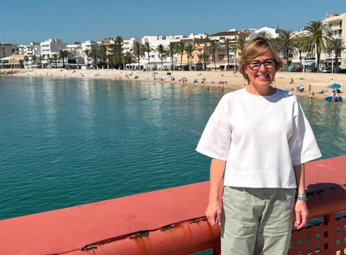 La alcaldesa, en uno de los lugares más emblemáticos de Xàbia, la playa de la Grava