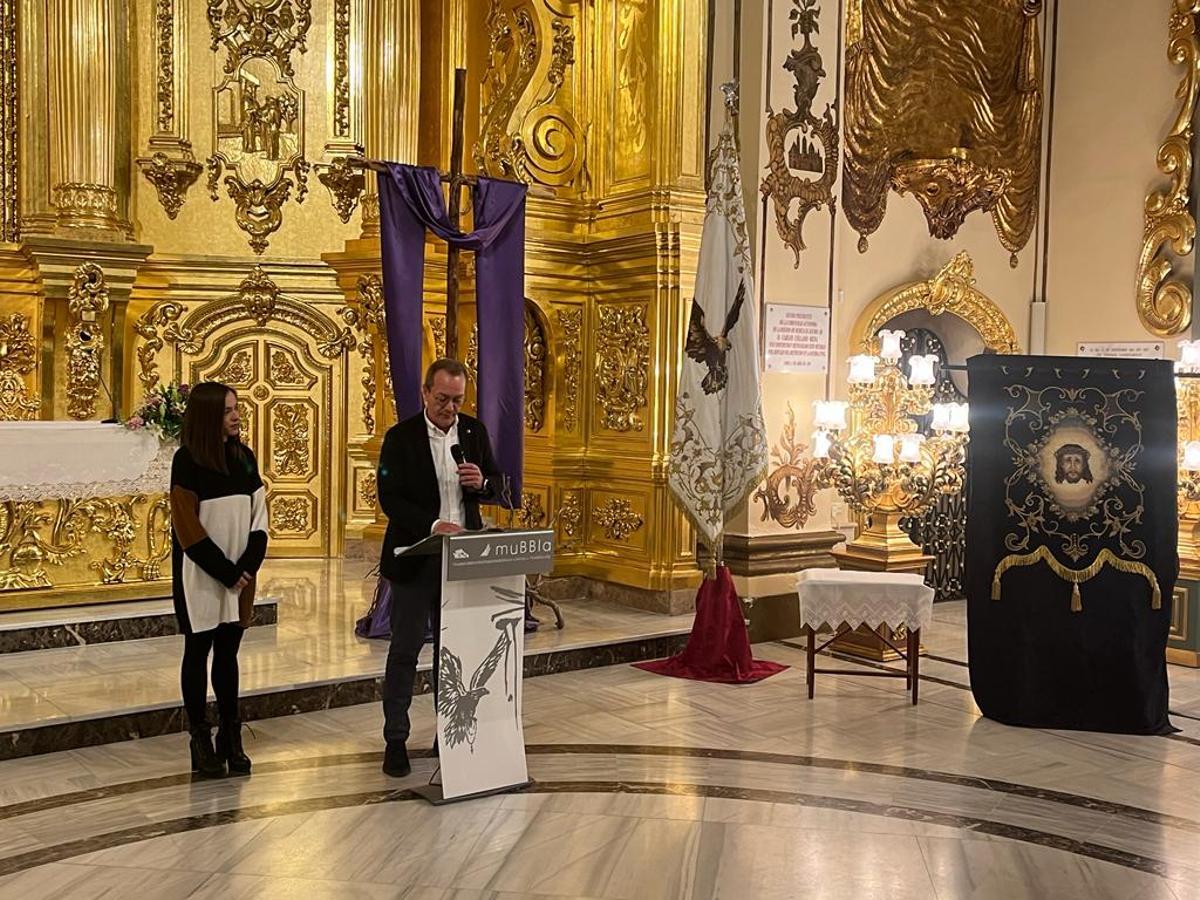 El presidente del Paso Blanco, Ramón Mateos, hacía entrega del estandarte a la presidenta de la Hermandad Santa Mujer Verónica de Tobarra, Ana García Alfaro, del bordado.