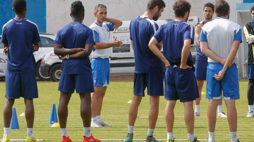 Pablo Lago da instrucciones a los jugadores, en el entrenamiento del jueves en el Suárez Puerta.