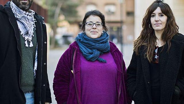 Los activistas, a la puerta de la Ciutat de la Justícia. | G. CABALLERO