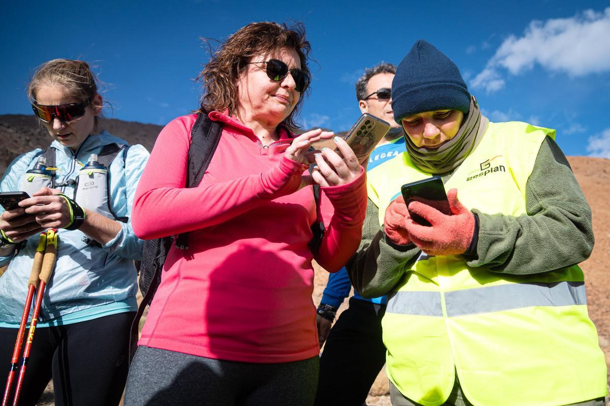 Una trabajadora de Gesplan durante un contro de acceso en el Parque Nacional del Teide