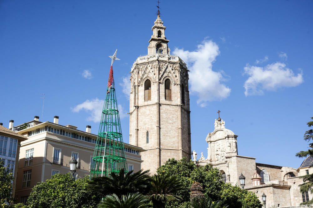 Primer día de los árboles de Navidad, pista de patinaje sobre hielo y el tiovivo del ayuntamiento